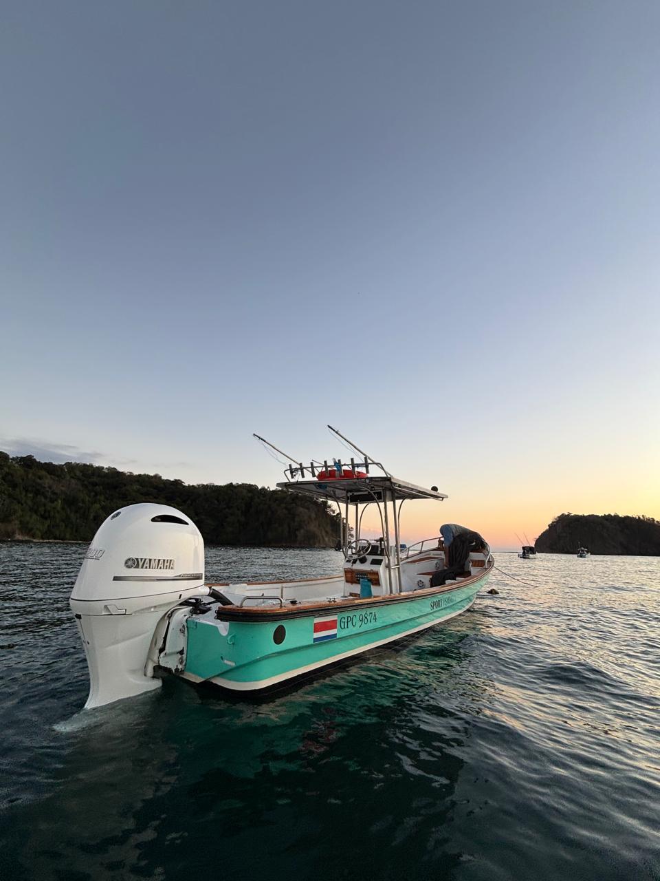 Lancha privada al atardecer